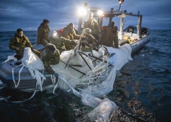 Ναύτες της ομάδας Εξουδετέρωσης Εκρηκτικών Μηχανισμών του αμερικανικού ναυτικού ανακτούν κομμάτια του κινεζικού αερόπλοιου, στα ανοιχτά της ακτής του Μιρτλ στη Νότια Καρολίνα (φωτ.: EPA/Αμερικανικό Ναυτικό/Tyler Thompson)