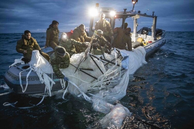 Ναύτες της ομάδας Εξουδετέρωσης Εκρηκτικών Μηχανισμών του αμερικανικού ναυτικού ανακτούν κομμάτια του κινεζικού αερόπλοιου, στα ανοιχτά της ακτής του Μιρτλ στη Νότια Καρολίνα (φωτ.: EPA/Αμερικανικό Ναυτικό/Tyler Thompson)