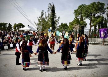 Στον Κεδρηνό Λόφο και το Σέιχ Σου ανηφόρισαν οι Θεσσαλονικείς για να γιορτάσουν την Καθαρά Δευτέρα. Παράλληλα, οι πολίτες διασκέδασαν με λαϊκές και παραδοσιακές ορχήστρες με τη συμμετοχή χορευτικών συγκροτημάτων από πολιτιστικούς συλλόγους διαφόρων περιοχών (φωτ.: ΑΠΕ-ΜΠΕ/Δήμος Θεσσαλονίκης)