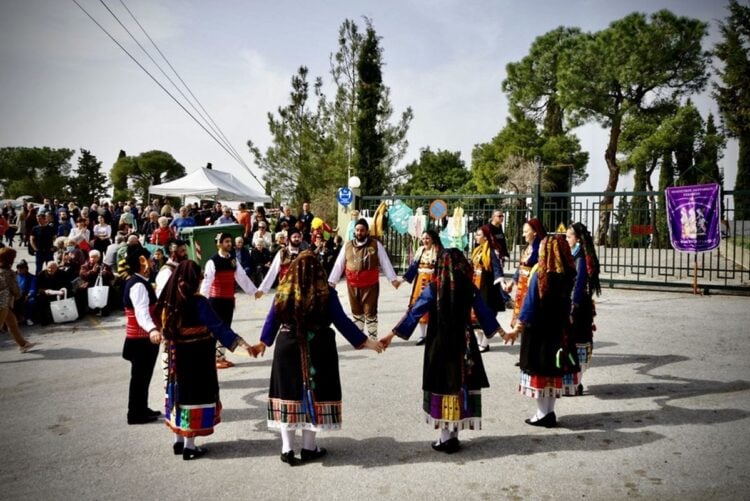 Στον Κεδρηνό Λόφο και το Σέιχ Σου ανηφόρισαν οι Θεσσαλονικείς για να γιορτάσουν την Καθαρά Δευτέρα. Παράλληλα, οι πολίτες διασκέδασαν με λαϊκές και παραδοσιακές ορχήστρες με τη συμμετοχή χορευτικών συγκροτημάτων από πολιτιστικούς συλλόγους διαφόρων περιοχών (φωτ.: ΑΠΕ-ΜΠΕ/Δήμος Θεσσαλονίκης)