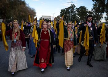 Η πρώτη πομπή αποτελούταν από συλλόγους που αντιπροσώπευαν τους διαφορετικούς τόπους καταγωγής των κατοίκων, από τον Πόντο, την Κέρκυρα και τη Χίο, από την Πελοπόννησο, την Ήπειρο και την Κρήτη (φωτ.: EUROKINISSI/Βασίλης Ρεμπάπης)