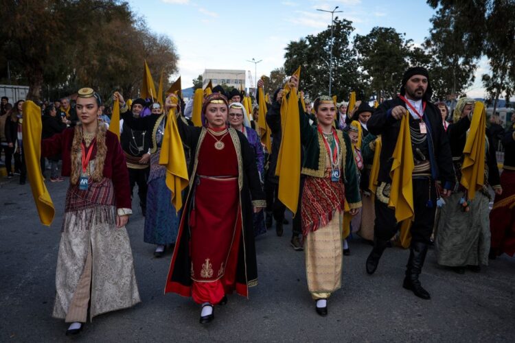 Η πρώτη πομπή αποτελούταν από συλλόγους που αντιπροσώπευαν τους διαφορετικούς τόπους καταγωγής των κατοίκων, από τον Πόντο, την Κέρκυρα και τη Χίο, από την Πελοπόννησο, την Ήπειρο και την Κρήτη (φωτ.: EUROKINISSI/Βασίλης Ρεμπάπης)