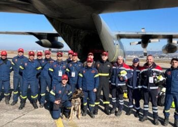 Η νέα ομάδα της ΕΜΑΚ αποτελείται από 15 πυροσβέστες, διασωστικό σκύλο και δύο οχήματα της 2ης ΕΜΑΚ, Αξιωματικό-Μηχανικό με εξειδίκευση στην υποστύλωση σε ερείπια κτηρίων που έχουν καταρρεύσει, καθώς και 3 ιατρούς και διασώστες του ΕΚΑΒ (φωτ.: twitter)