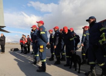 Η ελληνική αποστολή αποτελείται από 36 πυροσβεστικούς υπαλλήλους από την 1η και 2η ΕΜΑΚ της Αθήνας και της Θεσσαλονίκης, 8 άτομα του ΕΚΑΒ (τρεις γιατρούς και 5 παραϊατρικούς), δύο αξιωματικούς- μηχανικούς του ΠΣ και τον πρόεδρο του ΟΑΣΠ Ευθύμη Λέκκα (φωτ.: ΑΠΕ ΜΠΕ/Γιώργος Βιτσάρας)