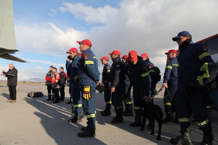 Η ελληνική αποστολή αποτελείται από 36 πυροσβεστικούς υπαλλήλους από την 1η και 2η ΕΜΑΚ της Αθήνας και της Θεσσαλονίκης, 8 άτομα του ΕΚΑΒ (τρεις γιατρούς και 5 παραϊατρικούς), δύο αξιωματικούς- μηχανικούς του ΠΣ και τον πρόεδρο του ΟΑΣΠ Ευθύμη Λέκκα (φωτ.: ΑΠΕ ΜΠΕ/Γιώργος Βιτσάρας)