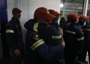 Στιγμιότυπο από την επιστροφή των Ελλήνων διασωστών στο αεροδρόμιο «Ελ. Βενιζέλος» (φωτ.: EUROKINISSI/Γιώργος Κονταρίνης)