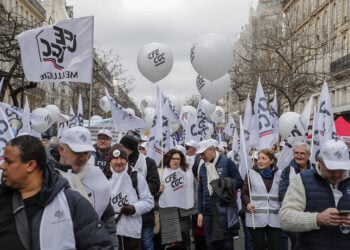 Διαδηλωτές στο Παρίσι κατά της μεταρρύθμισης στο συνταξιοδοτικό (φωτ.: EPA / Teresa Suarez)