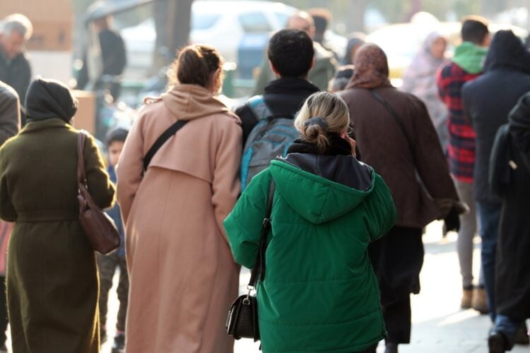 Ιρανές περπατούν σε κεντρικό δρόμο της Τεχεράνης χωρίς να φορούν τζιχάμπ ή μαντίλα. Εδώ και μήνες, η περιβόητη αστυνομία ηθών, που πραγματοποιεί περιπολίες για να ελέγχει την τήρηση του νόμου για τη μαντίλα, έχει σχεδόν εξαφανιστεί από τους δρόμους (φωτ.: EPA/Abedin Taherkenareh)