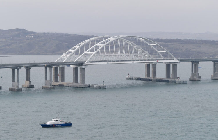 H γέφυρα του Στενού του Κερτς που ενώνει την Κριμαία με τη Ρωσία (φωτ.: EPA / Alexey Nikolsky / Sputnik / Kremlin Pool)