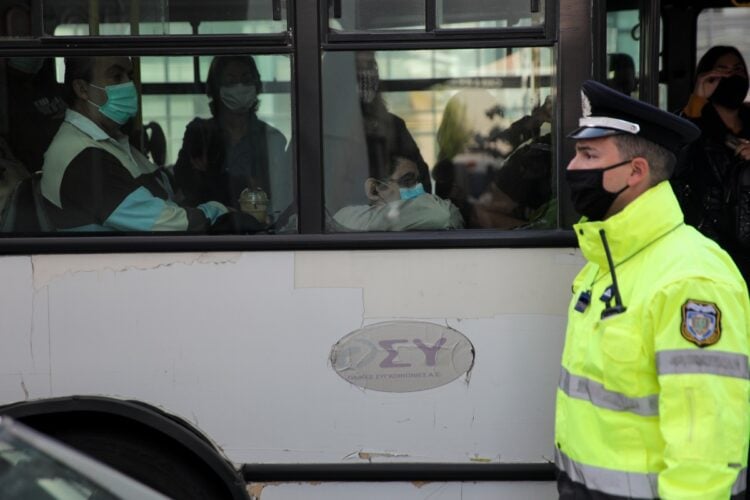 Από τη σύγκρουση τραυματίστηκαν ελαφρά 10 άνθρωποι, οι οποίοι μεταφέρθηκαν προληπτικά στο Νοσοκομείο «Γεώργιος Γεννηματάς» (φωτ.: EUROKINISSI/Γιάννης Παναγόπουλος)