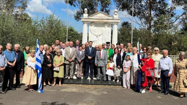 Ο γενικός πρόξενος της Ελλάδας στη Μελβούρνη Εμμανουήλ Κακαβελάκης και μέλη της Πανηπειρωτικής Ένωσης τίμησαν την επέτειο της απελευθέρωσης των Ιωαννίνων (φωτ.: neoskosmos.com/Κώστας Ντεβές)