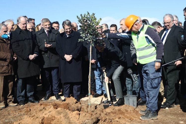 Ο Κυριάκος Μητσοτάκης και ο Νίκος Αναστασιάδης ενώ φυτεύουν συμβολικά μια ελιά στο πάρκο μνήμης, στο Μάτι (φωτ.: EUROKINISSI/Θανάσης Δημόπουλος)