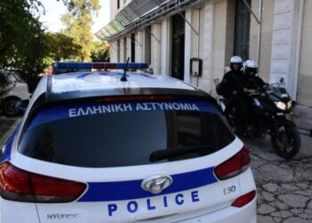 Από τα σπίτια όπου διαμένουν οι κατηγορούμενοι κατασχέθηκαν ένα μαχαίρι τύπου σουγιά, τα ρούχα που φορούσαν κατά την επίθεση, ποδήλατο που χρησιμοποίησαν ως μέσο διαφυγής, δύο κινητά τηλέφωνα και φωτογραφία, σε έντυπη μορφή, που απεικονίζεται ο 15χρονος (φωτ. αρχείου: EUROKINISSI/Βασίλης Παπαδόπουλος)