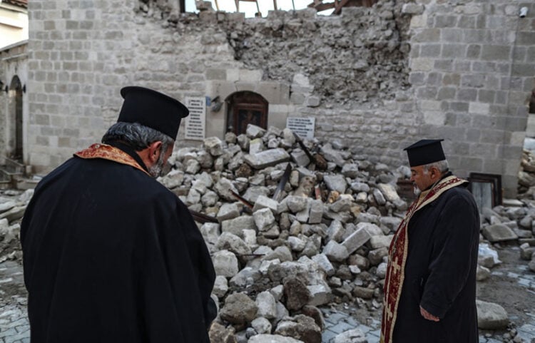 Ιερείς στα συντρίμμια της εκκλησίας του Αγίου Γεωργίου στο Αλτίνοζου (φωτ.: EPA /  Erdem Sahin)