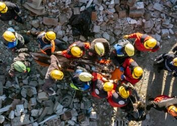 Διασώστες μεταφέρουν ένα άτομο που απεγκλωβίστηκε από κτήριο στο Χατάι (φωτ.: EPA / Erdem Sahin)