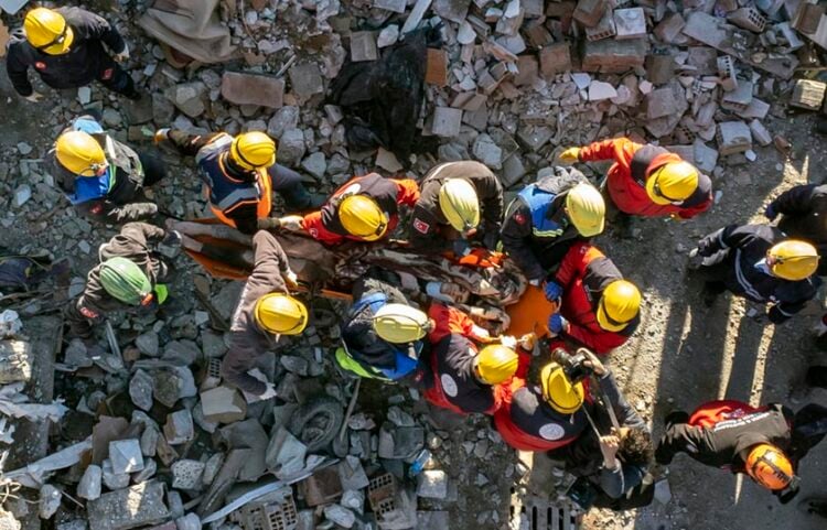 Διασώστες μεταφέρουν ένα άτομο που απεγκλωβίστηκε από κτήριο στο Χατάι (φωτ.: EPA / Erdem Sahin)