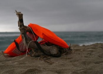 Σωσίβιο έχει ξεβραστεί σε  ιταλική ακτή μετά από ναυάγιο  (φωτ.: EPA/Carmelo Imbesi)