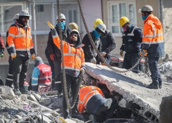 Διασώστες στην επαρχία Γκαζίαντεπ (φωτ.: EPA / Joao Relvas)