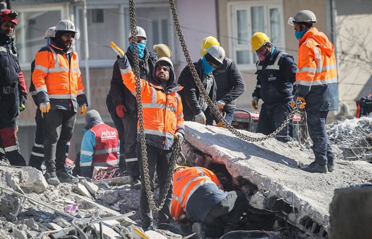 Διασώστες στην επαρχία Γκαζίαντεπ (φωτ.: EPA / Joao Relvas)