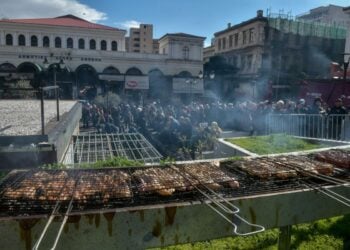 Κατά τις μεσημβρινές ώρες αναμένονται… νέφη από τις ψησταριές σε όλη τη χώρα (φωτ.: EUROKINISSI/Τατιάνα Μπόλαρη)