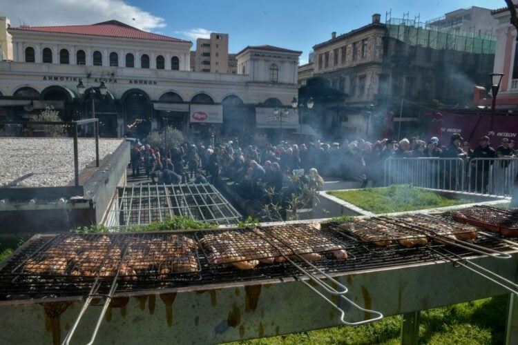 Κατά τις μεσημβρινές ώρες αναμένονται… νέφη από τις ψησταριές σε όλη τη χώρα (φωτ.: EUROKINISSI/Τατιάνα Μπόλαρη)