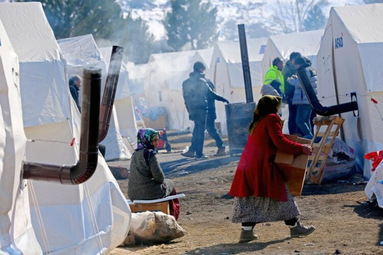 Επιζώντες του σεισμού διαμένουν προσωρινά σε καταυλισμό, στο Καχραμανμαράς. Μετά το σεισμό της 6ης Φεβρουαρίου, περίπου 865.000 άνθρωποι διαμένουν πλέον σε σκηνές, 23.500 σε κοντέινερ, ενώ 376.000 σε φοιτητικές εστίες και δημόσιους ξενώνες εκτός της πληγείσας ζώνης (φωτ.: EPA/Tolga Bozoglu)