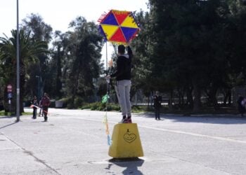 Αν και συννεφιασμένος ο σημερινός καιρός, οι υψηλές θερμοκρασίας και οι ελαφριοί άνεμοι τον καθιστούν ιδανικό για το πέταγμα του χαρταετού (φωτ.: EUROKINISSI/Αναστάσης Ναρεκιάν)