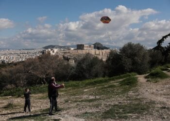 Οι χαρταετοί της επιχείρησης του Νίκου Καρανικόλα διατίθενται σε όλα τα μεγάλα καταστήματα πανελλαδικά, ενώ έχουν ήδη αρχίσει οι εξαγωγές σε ευρωπαϊκές χώρες (φωτ.: EUROKINISSI/Βασίλης Ρεμπάπης)