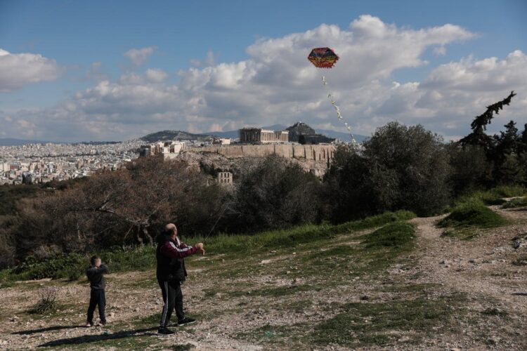 Οι χαρταετοί της επιχείρησης του Νίκου Καρανικόλα διατίθενται σε όλα τα μεγάλα καταστήματα πανελλαδικά, ενώ έχουν ήδη αρχίσει οι εξαγωγές σε ευρωπαϊκές χώρες (φωτ.: EUROKINISSI/Βασίλης Ρεμπάπης)