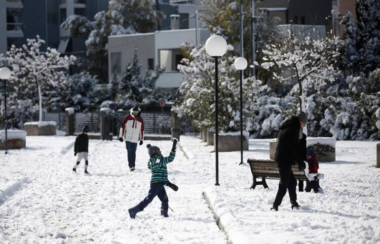 Χιονοπόλεμος στο Χαλάνδρι (φωτ.: ΑΠΕ-ΜΠΕ / Γιάννης Κολεσίδης)