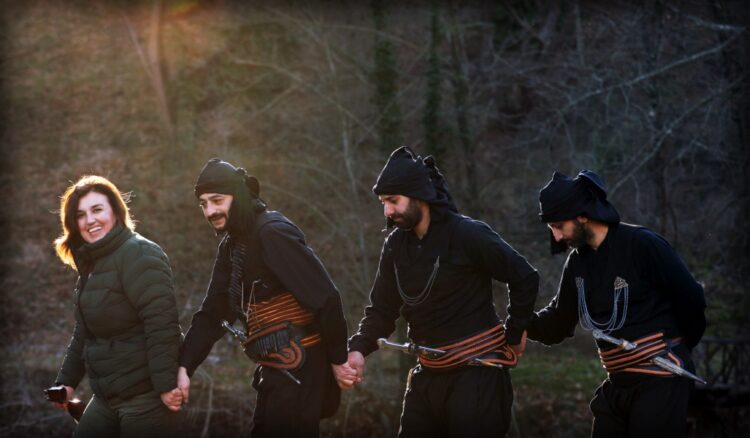 Η Αλεξία Ιωαννίδου χορεύει Σέρρα στο περιθώριο της φωτογράφησης για την καταλογογράφηση του Πυρρίχιου στο Εθνικό Ευρετήριο Άυλης Πολιτιστικής Κληρονομιάς. Η φωτογράφηση έγινε στην ιδιαίτερη πατρίδα της στους πρόποδες του όρους Πάικου με χορευτές του Συλλόγου Ποντίων Γουμένισσας «Διογένης ο Σινωπεύς» (φωτ.: Δημήτρης Σουμελίδης)