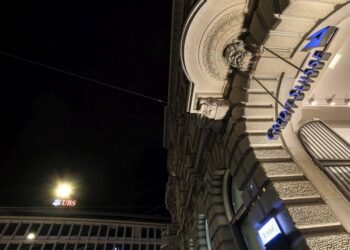 Γενική άποψη των ελβετικών τραπεζών Credit Suisse και UBS, στην  Παραντεπλάτζ στη Ζυρίχη της Ελβετίας (φωτ.: EPA/ MICHAEL BUHOLZER)