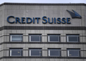 Γραφεία της Credit Suisse στην οικονομική ζώνη του Λονδίνου Κάναρι Γουάρφ (φωτ.: 
EPA / Andy Rain)