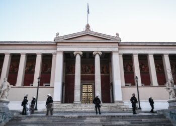 Εκκένωση από την ΕΛΑΣ της κατάληψης στην Πρυτανεία του ΕΚΠΑ, Πέμπτη 30 Μαρτίου 2023. (Φωτ.: Eurokinissi/Τατιάνα Μπόλαρη)