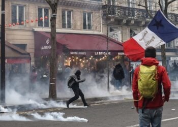 Επεισόδια στο Παρίσι ανάμεσα σε διαδηλωτές που διαμαρτύρονται για τη μεταρρύθμιση του συνταξιοδοτικού και την Αστυνομία (φωτ.: EPA/Mohammed Barda)