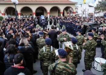 Το τελευταίο αντίο στην αδικοκοχαμένη 20χρονη είπαν οι γονείς της και τα δύο της αδέλφια καθώς και πλήθος κόσμου από τη συνοικία, ενώ στρατιωτικό άγημα επέδωσε τις προσήκουσες τιμές στην εκλιπούσα φοιτήτρια της ΣΣΑΣ (φωτ.: EUROKINISSI/Λεωνίδας Τζέκας)