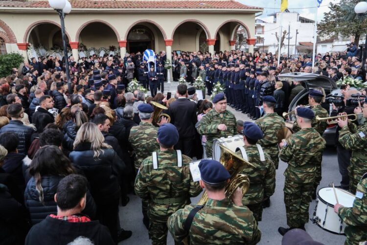 Το τελευταίο αντίο στην αδικοκοχαμένη 20χρονη είπαν οι γονείς της και τα δύο της αδέλφια καθώς και πλήθος κόσμου από τη συνοικία, ενώ στρατιωτικό άγημα επέδωσε τις προσήκουσες τιμές στην εκλιπούσα φοιτήτρια της ΣΣΑΣ (φωτ.: EUROKINISSI/Λεωνίδας Τζέκας)