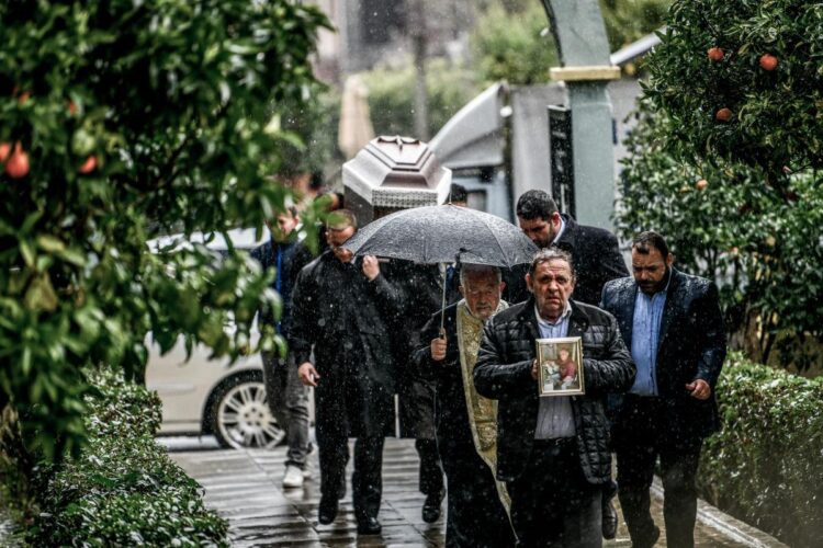 H εξόδιος ακολουθία του Γιώργου Κουτσούμπα, ο οποίος ήταν ο μηχανοδηγός του επιβατηγού τρένου, τελέστηκε στον ιερό ναό του Αγίου Τρύφωνος, στην Αμαλιάδα (φωτ.: EUROKINISSI/Γιάννης Σπυρούνης/Ileialive.gr)