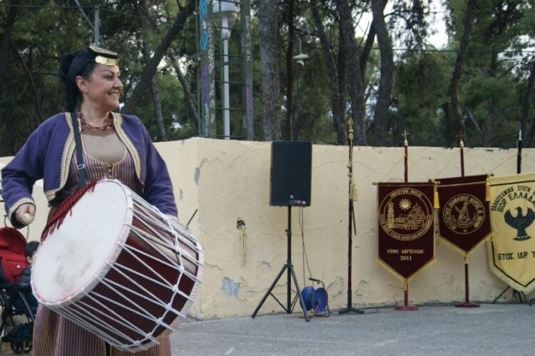 Η Μαρία Εγούτ παίζει νταούλι (φωτ.: facebook.com/maria.egout)