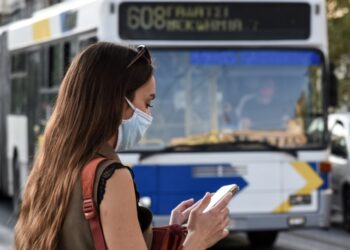 Στιγμιότυπο από την κίνηση σε λεωφορεία και τρόλεϊ στο κέντρο της Αθήνας την περίοδο της πανδημίας (φωτ. αρχείου: Eurokinissi/Γιώργος Δαγαλάκης)