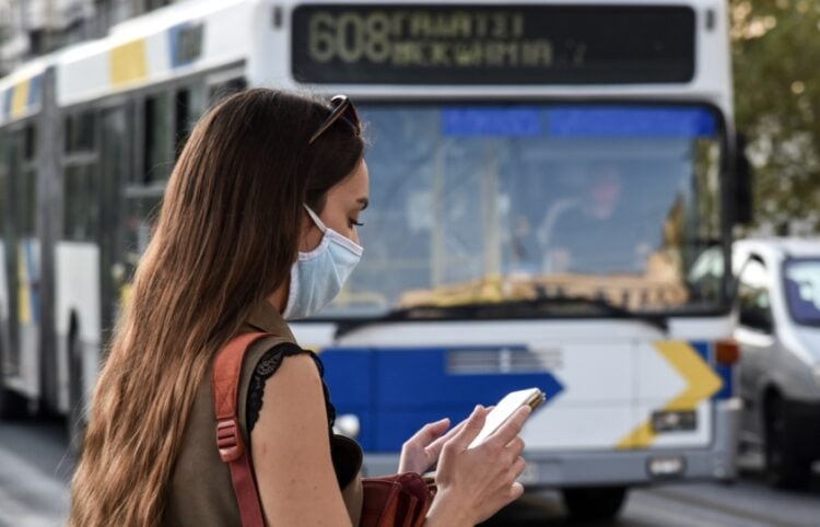 Στιγμιότυπο από την κίνηση σε λεωφορεία και τρόλεϊ στο κέντρο της Αθήνας την περίοδο της πανδημίας (φωτ. αρχείου: Eurokinissi/Γιώργος Δαγαλάκης)