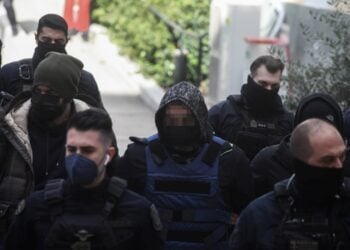 Ο 46χρονος,τότε, που κακοποίησε βάναυσα τη 40χρονη σύντροφό του στην Αργυρούπολη, ενώ τον οδηγούσαν στον ανακριτή, τον Ιανουάριο του 2022
(φωτ.: Μιχάλης Καραγιάννης/EUROKINISSI)