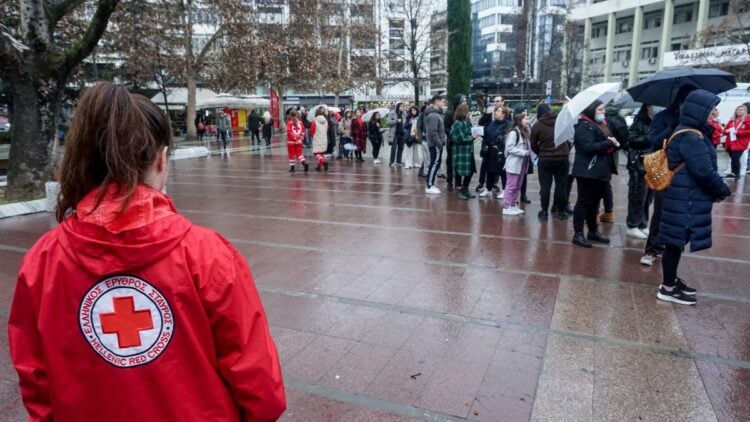 Πλήθος κόσμου έχει συρρεύσει για δεύτερη ημέρα στην πλατεία της Λάρισας,προκειμένου να δώσει αίμα για τους τραυματίες του πολύνεκρου σιδηροδρομικού δυστυχήματος στα Τέμπη (φωτ.: EUROKINISSI/Λεωνίδας Τζέκας)