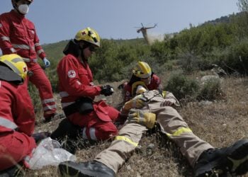 Διασώστες του Ερυθρού Σταυρού δίνουν τις πρώτες βοήθειες σε «τραυματία» πυροσβέστη, κατά τη διάρκεια άσκησης (φωτ.: ΑΠΕ-ΜΠΕ/Κώστας Τσιρώνης)