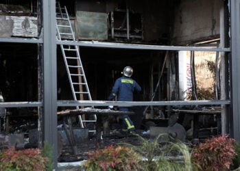 Πυροσβέστης στο ιταλικό εστιατόριο που έπιασε φωτιά τα ξημερώματα (φωτ.: ΑΠΕ-ΜΠΕ / Ορέστης Παναγιώτου)