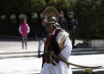 Φουστανελοφόρος στη μαθητική παρέλαση που έγινε στην Αθήνα για την 25η Μαρτίου (φωτ.: EUROKINISSI / Σωτήρης Δημητρόπουλος)