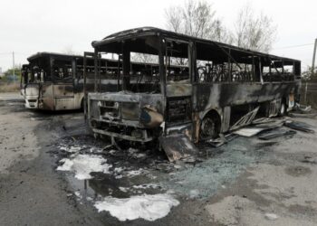 Καμένα λεωφορεία, στο Φροντινιάν, μια μέρα μετά τις αντικυβερνητικές διαδηλώσεις στη Γαλλία (φωτ.: EPA/ Guillaume Horcajuelo)