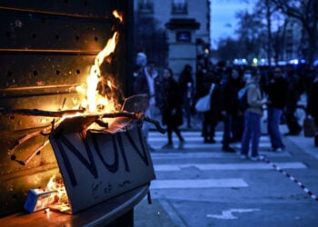 «Όχι» γράφει το πλακάτ που καίγεται κατά τη διάρκεια αντικυβερνητικής διαδήλωσης στο Παρίσι (φωτ.: EPA / Christophe Petit Tesson)