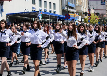 Παρέλαση με μαύρα περιβραχιόνια στη Λάρισα για την εθνική επέτειο της 25ης Μαρτίου  (φωτ.: EUROKINISSI / Λεωνίδας Τζέκας)