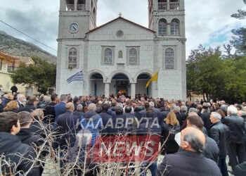 Κόσμος έξω από τον Άγιο Γεώργιο στη Λυκούρια Καλαβρύτων (φωτ.: kalavrytanews.com)